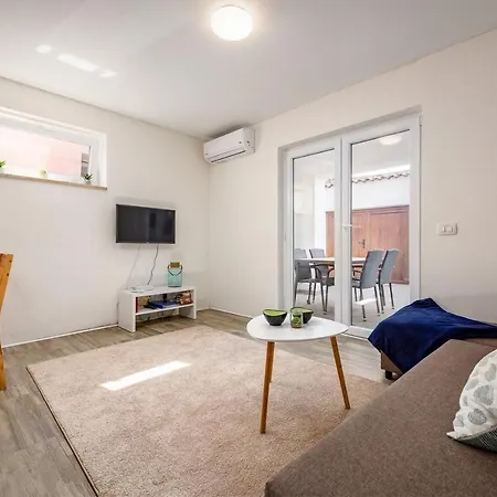 Center House With Apartment *