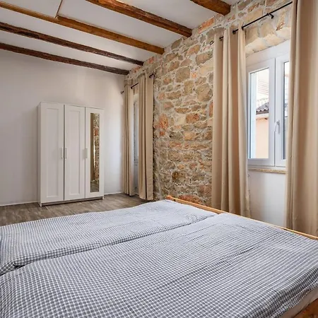 Apartment Center House With Umag