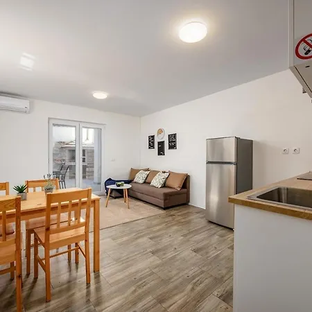 Apartment Center House With Umag