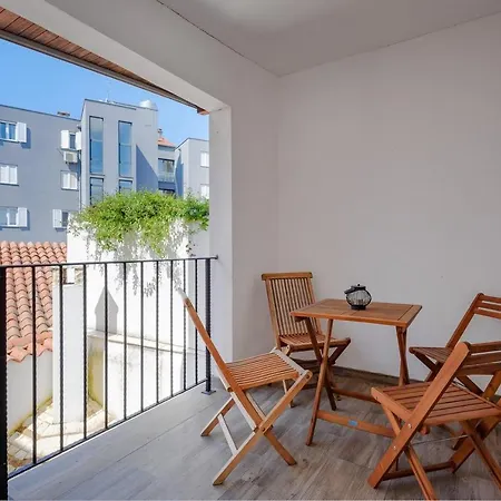 Center House With Apartment *