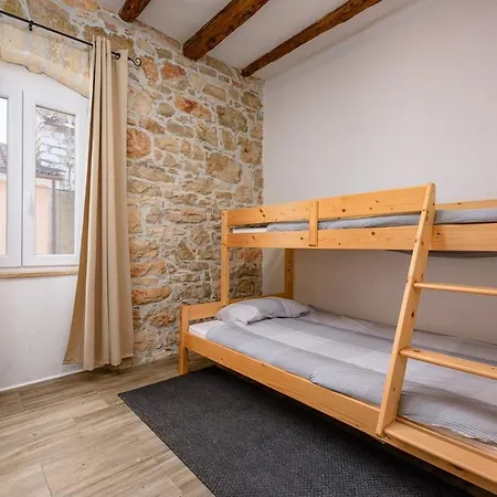 Center House With Apartment