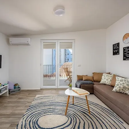 Center House With Apartment