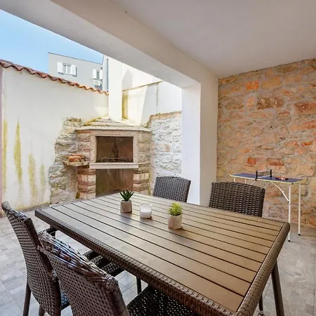 Center House With Apartment *
