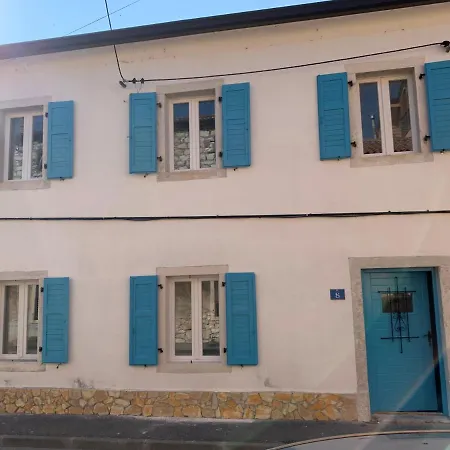 Center House With Apartment