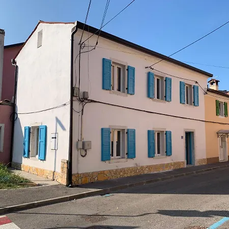 Center House With Apartment *