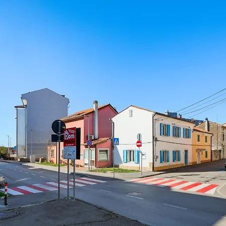 Center House With Umag