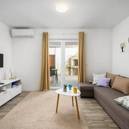Center House With Apartment