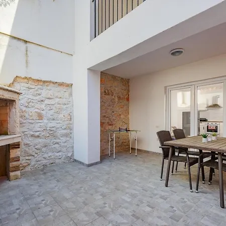 Center House With Apartment